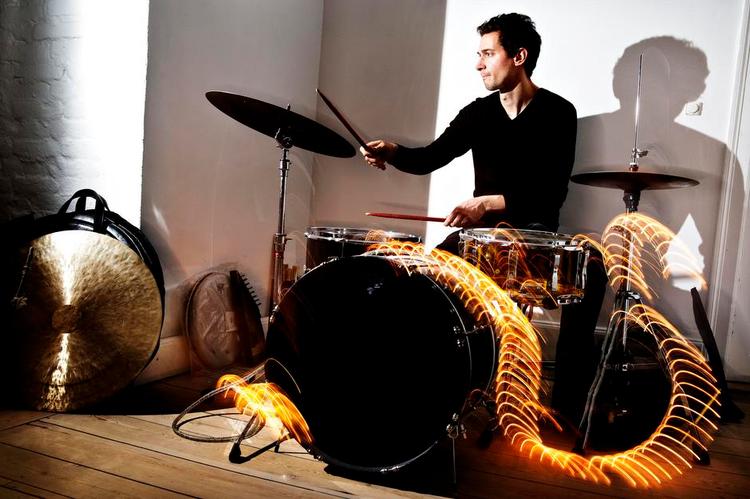 Ildfugl. Trommeslager Stefan Pasborg har kastet sig over Stravinskys 'Ildfuglen' og 'Sacre du printemps'. 