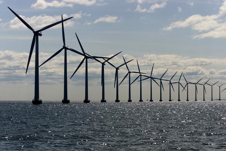 Middelgrunden. Da havmølleparken på Middelgrunden i Øresund blev åbnet i 2001 var den verdens største. Den rekord er for længst slået, og de nye havmøller kan producere tre-fire gange så meget strøm per mølle. 