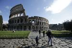 HÆRVÆRK. Amerikanske turister afsløret i graffitiødelæggelser på Colosseum. 