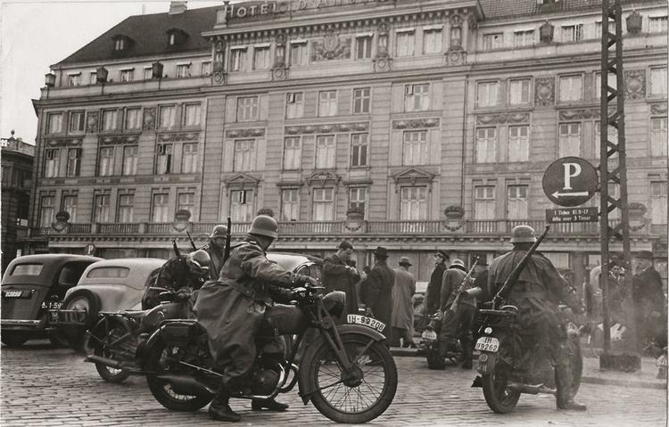 Historiefortælling. Lær mere om alt fra nazisternes Ardenneroffensiv til koloniikrigen i Algeriet. 