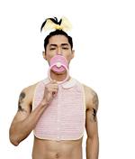 Manden med sutten falder inden for underkategorien infantilisme. I udstillingen sættes han i forbindelse med en stol med larvefødder designet af den amerikanske musikstjerne Pharrell Williams. 