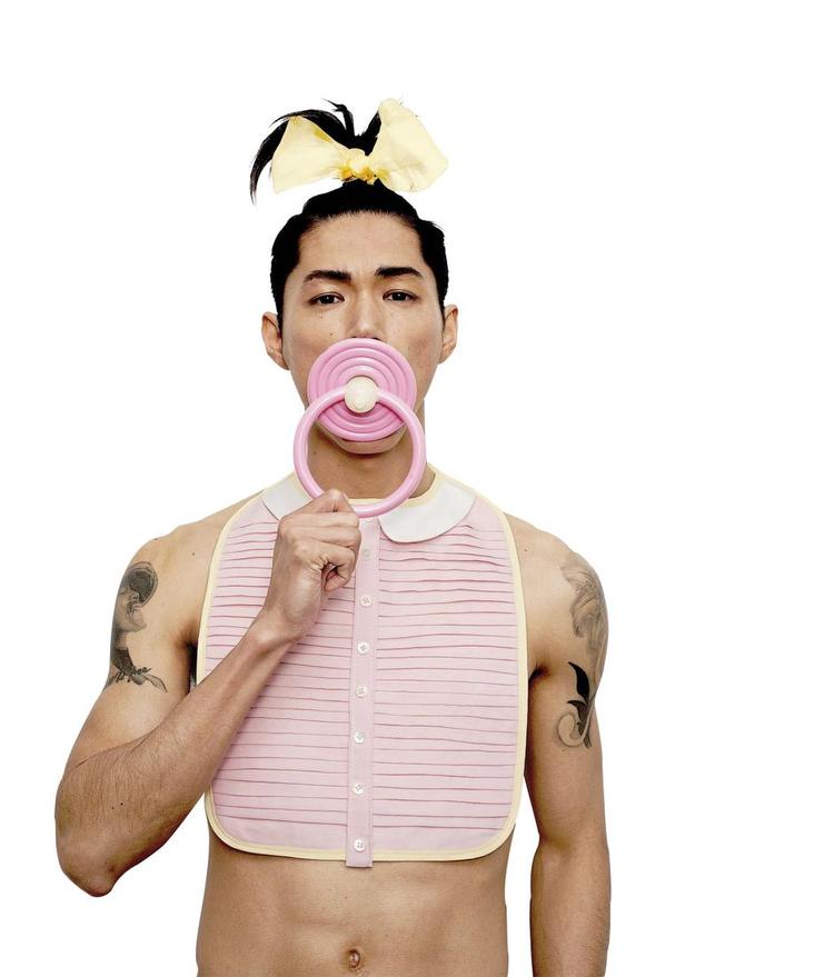 Manden med sutten falder inden for underkategorien infantilisme. I udstillingen sættes han i forbindelse med en stol med larvefødder designet af den amerikanske musikstjerne Pharrell Williams. 