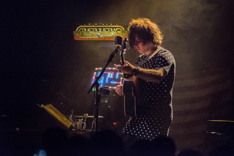 Raskt. Da opvarmningen, Natalie Prass, ikke kunne nå frem til aftenens koncert, hoppede Ryan Adams selv i en prikket kjole og tog sig af opvarmningen under navnet Natalie Sass. 