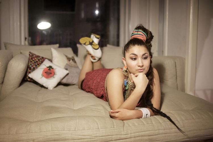 Ubekymret. Med en stemme, der både knækker og fylder, formår 16-årige Cisilia at sætte fra på de sidste par års dancehallrytmik med popmusikkens ubekymrede antrit. 