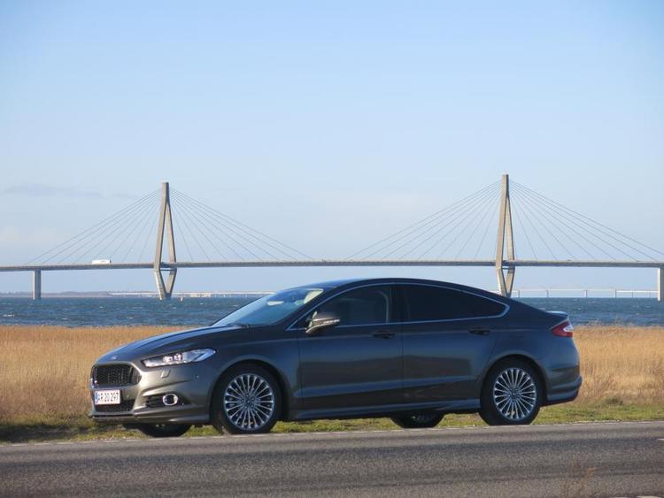 afslappet. Ford Mondeo er en glimrende bil til langture. I denne femdørs udgave er udsynet bagud decideret dårligt. 