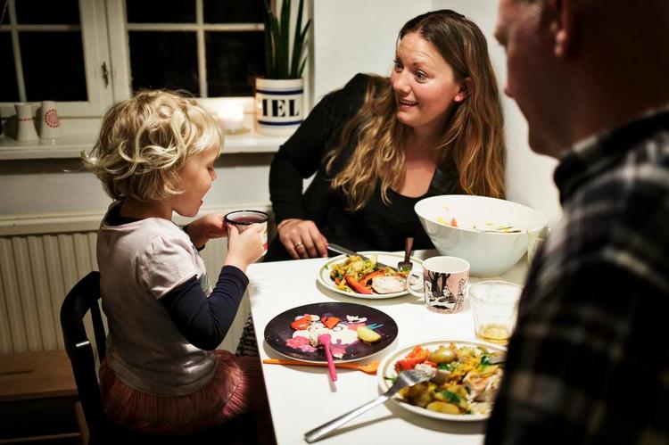 Tradition og fornyelse. Lilja og forældrene får mere økologisk mad på tallerknerne, efter at de Ø-mærkede varer er blevet billigere. Men dagens ret indeholder en ganske almindelig kyllingefilet. 