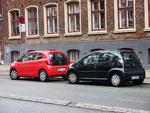 fornyelse. Den røde Citroën C1 er den nye version, den sorte er den gamle. Den nye er kraftigt opgraderet, men slæber stadig rundt på noget fra den gamle model. Foto: Allan Graubæk 