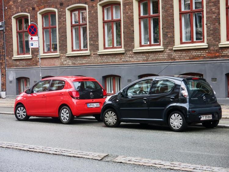 fornyelse. Den røde Citroën C1 er den nye version, den sorte er den gamle. Den nye er kraftigt opgraderet, men slæber stadig rundt på noget fra den gamle model. Foto: Allan Graubæk 