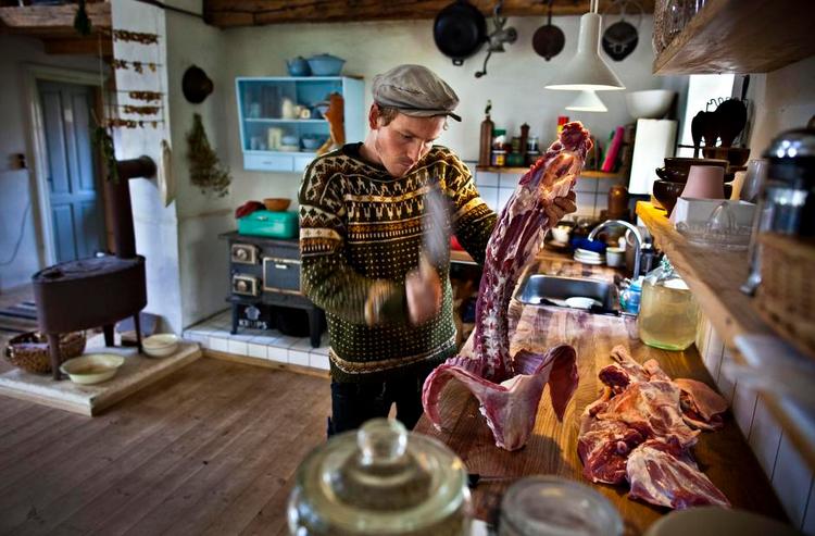 Selvforsynende. Frank Ladegaard Erichsen laver sit eget kødpålæg, han »har rigeligt med kød«. Han begynder også dagen med at valse en portion havre til morgenbordet, så familien kan få ordentlige havregryn i morgenmadsskålene. 