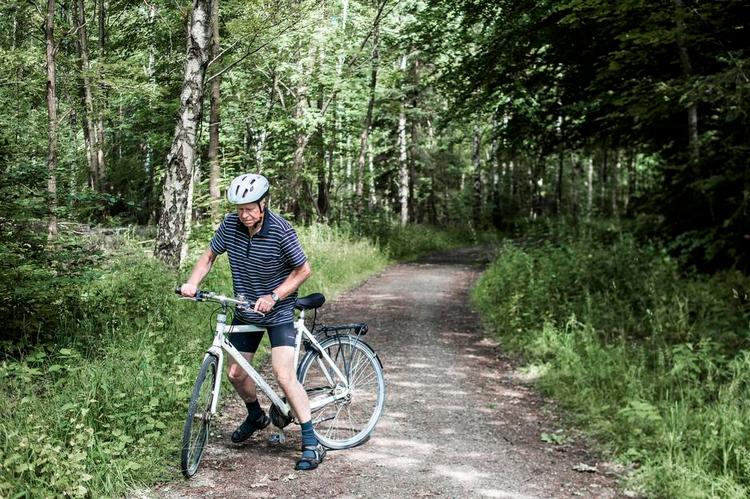 aktiv. Henning Kirk holder sig i form ved at cykle meget i naturen. Næsten hver dag tager han cykelhjelmen på og tager en tur rundt i hans skov i Værløse. 