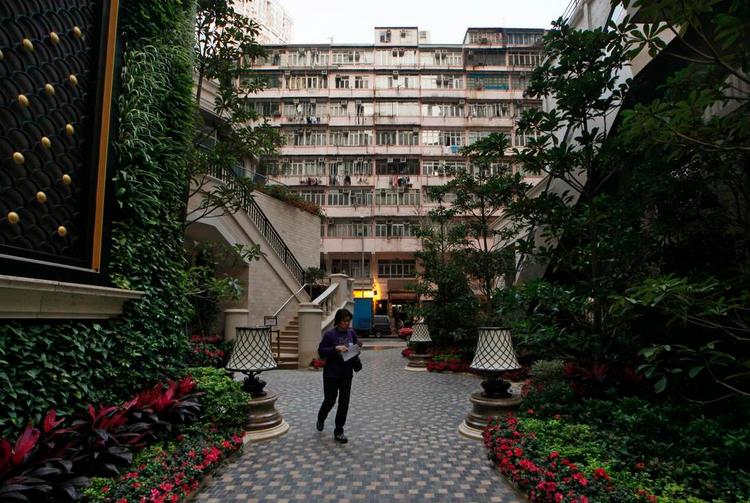 Udvikling. Luksusboliger og gamle rønner ligger side om side i et Hongkong i rivende udvikling. 