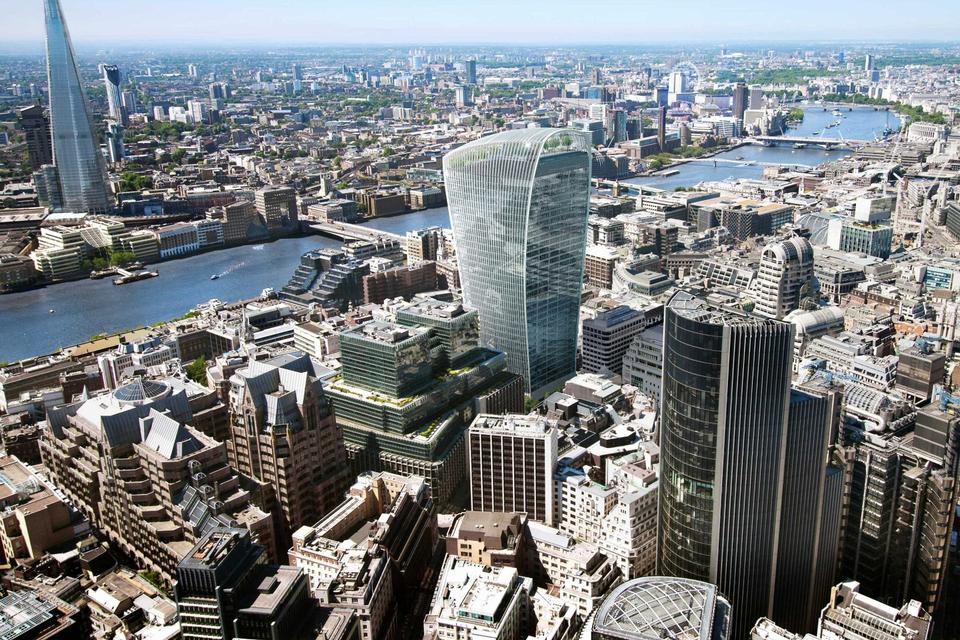 Tætbebygget. Den nye bar ligger i toppen af højhuset i finansdistriktet af London, hvor der er kamp om ledige kvadratmetre. 
