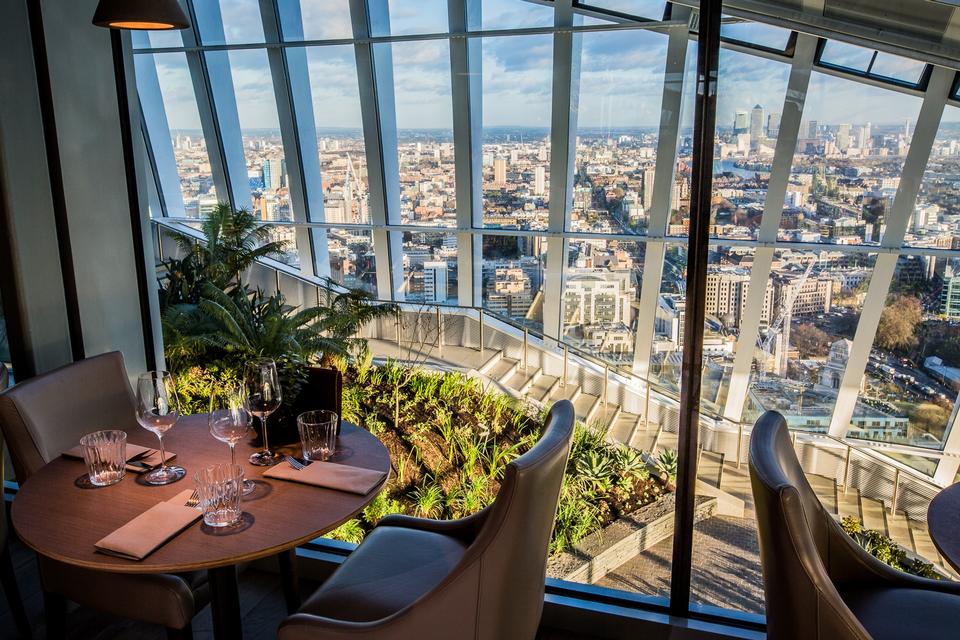 Ophævet. Fra frokostbordet er der direkte kig ned til Londons gader. 