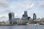 Flodnært. Sky Garden ligger i toppen af bygningen på 20 Fenchurch Street, som her ses til venstre. 