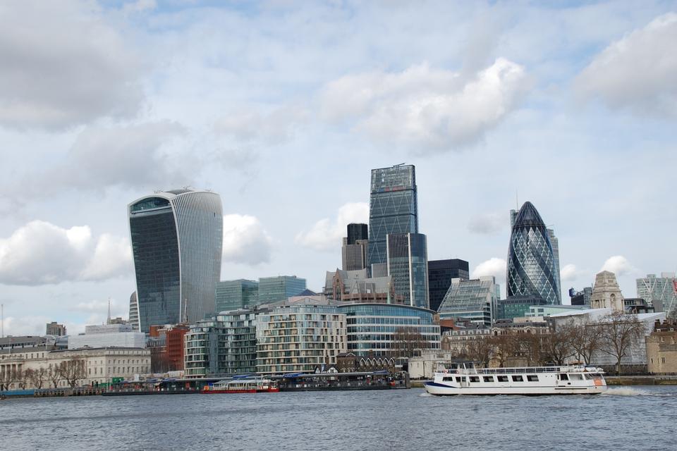 Flodnært. Sky Garden ligger i toppen af bygningen på 20 Fenchurch Street, som her ses til venstre. 
