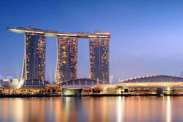SINGAPORE. Forlystelseskomplekset Marina Bay Sands huset et hotel, flere restauranter samt en bar på toppen. 