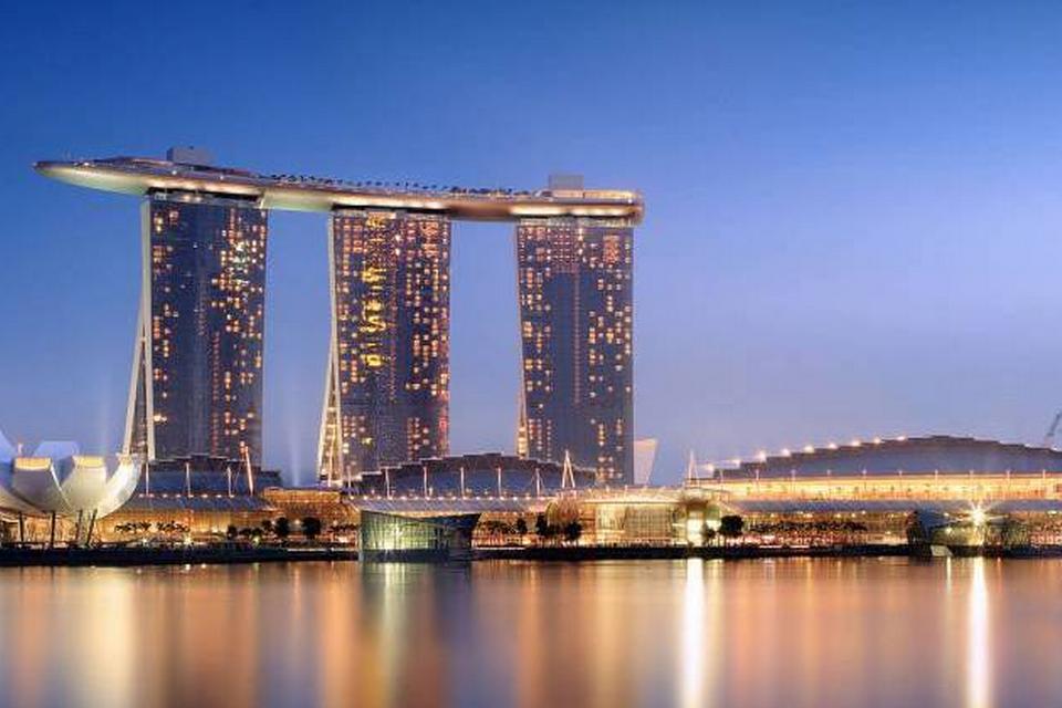 SINGAPORE. Forlystelseskomplekset Marina Bay Sands huset et hotel, flere restauranter samt en bar på toppen. 