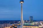 BERLIN. Nyd udsigten fra 203 meters højde i Bar 203 i tv-tårnet, der ligger ved Alexanderplatz. Der er også en restaurant oppe i det høje tårn. 