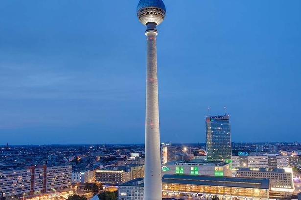 BERLIN. Nyd udsigten fra 203 meters højde i Bar 203 i tv-tårnet, der ligger ved Alexanderplatz. Der er også en restaurant oppe i det høje tårn. 