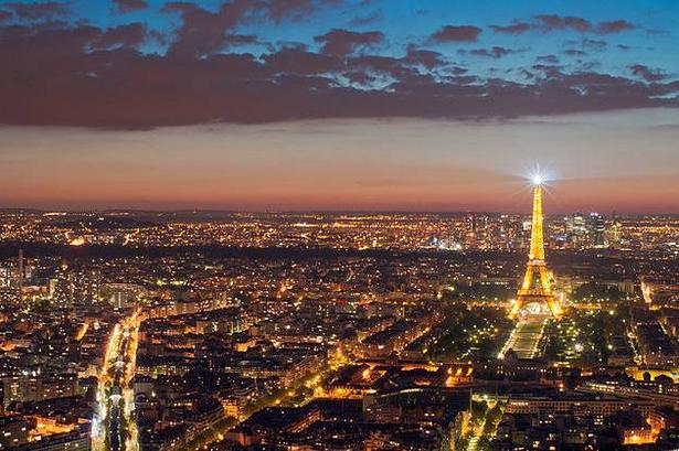 PARIS. Udsigten fra baren på toppen af Montparnasse bygningen er ikke sådan at kimse ad. 