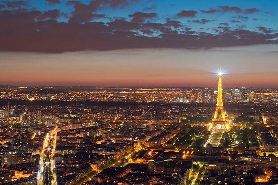PARIS. Udsigten fra baren på toppen af Montparnasse bygningen er ikke sådan at kimse ad. 
