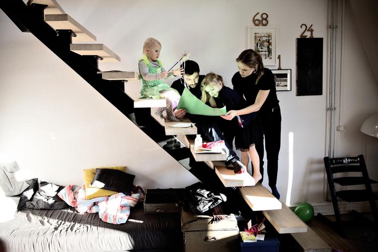 Familieliv. Mie Vorbjerg og Ulrich Elmer Hansen med deres to døtre Ella, som bliver 6 på søndag, og Mona på 3 år. De skifter nu lejligheden på Islands Brygge ud med en villa på Amager. 