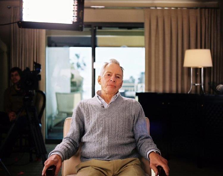 Mistænkt. En 14 år gammel sag om mordet på journalist Susan Berman blev afskrevet som et mafia-relateret drab, men nye beviser peger i retning af rigmanden Robert Durst, der også har en forsvunden kone og en parteret ven i sit bagkatalog. 