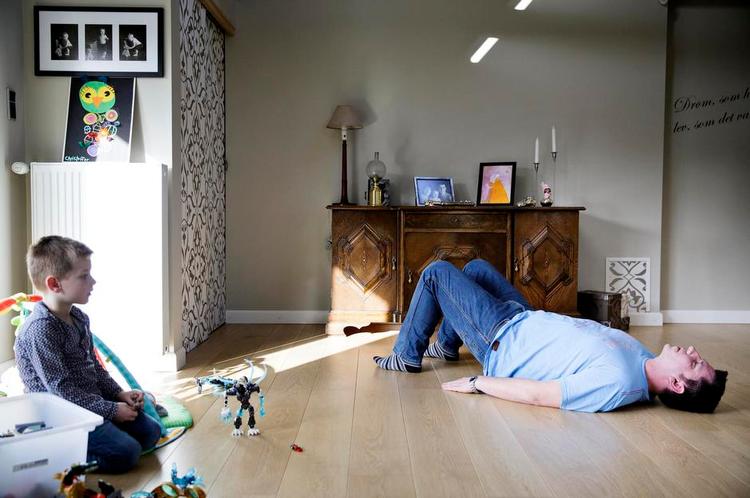 Aaah. Lægens svar på Ole Brandstrup Hansens rygsmerter var en recept på et morfinpræparat. Den mærkbare bedring oplevede han, da han på eget initiativ tog til kiropraktor. Her er han sammen med sønnen Christoffer. 