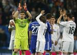 tørklæder. Dedikerede Real Madrid-fans er ikke tilfreds med indstillingen hos klubbens stjerner, der her klapper ud mod publikum efter 4-3-nederlaget til Schalke. 