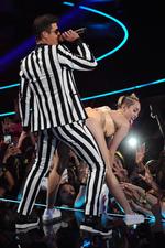 Sommerhit. Robin Thicke and Miley Cyrus optræder med hittet 'Blurred Lines' ved MTV Video Music Awards. Sangen er genstand for en sag om ophavsret. 