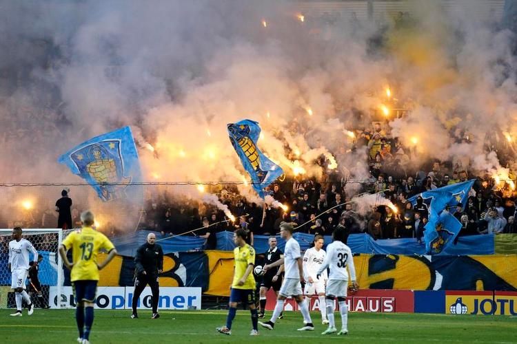 AFBRUDT. I søndags sørgede Brøndbytilhængere for endnu en bøde til klubben med både kasteskyts og pyroteknik. 