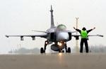 EKSPORT. Sveriges våbeneksport er betydelig. Derfor bekymrer det, at regeringen afbryder en indgået aftale med Saudi-Arabien. Arkivfoto af svenskproduceret Gripen-kampfly. 
