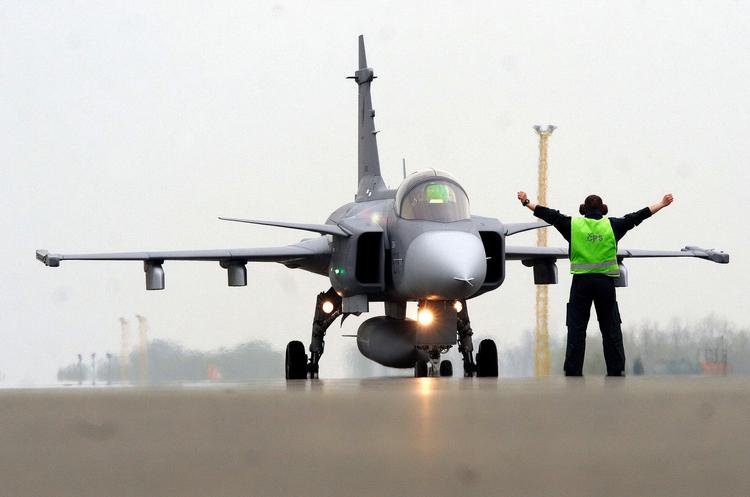 EKSPORT. Sveriges våbeneksport er betydelig. Derfor bekymrer det, at regeringen afbryder en indgået aftale med Saudi-Arabien. Arkivfoto af svenskproduceret Gripen-kampfly. 