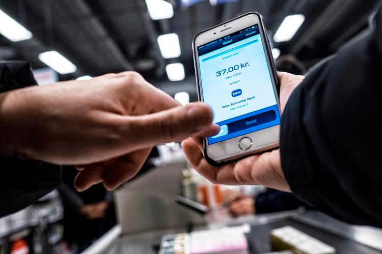mobilt. I første omgang er det i fire Føtex-butikker, men senere er det tanken at udbrede muligheden for mobilbetaling til både Bilka, Netto og Salling i hele landet. 