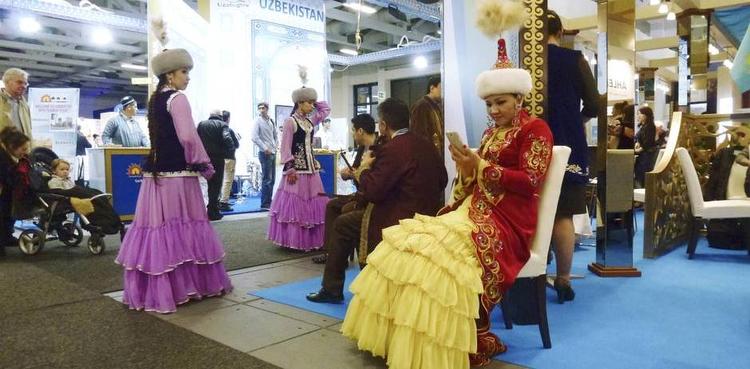 Digital. Folkedanserne fra Kasakhstan på ITB-rejsemessen i Berlin var også på nettet i pauserne. 