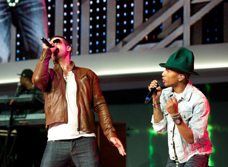 Erstatning. Robin Thicke (tv.) og Pharrell Williams har tjent millioner på 'Blurred Lines', men skal nu betale det hele og mere til i erstatning til Marvin Gayes arvinger. 
