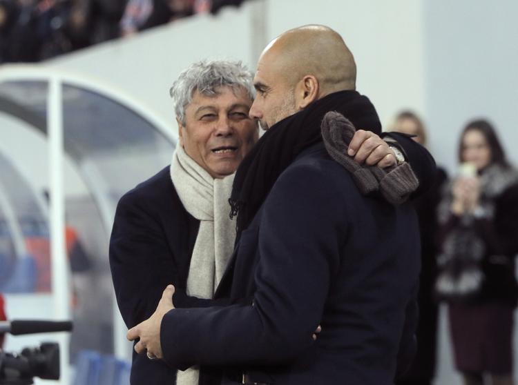 duel. Mircea Lucescu (tv.) er oppe imod Pep Guardiola og Bayern München. 