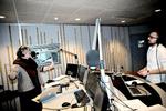 Nyhedsduo. Kirsten Birgit Schiøtz Kretz Hørsholm (Frederik Cilius) og Rasmus Bruun under afviklingen af gårs dagens udgave af 'Den Korte Radioavis'. 
