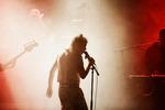 Udenfor. Ariel Pink insisterer på at stå udenfor. I sine sange, i sin lyd og sit show. Det er derude, han kan finde sin egen identitet. 