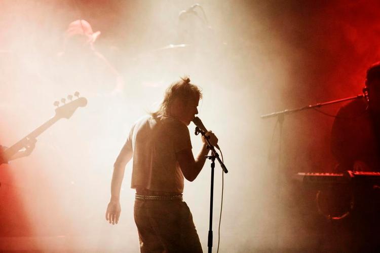 Udenfor. Ariel Pink insisterer på at stå udenfor. I sine sange, i sin lyd og sit show. Det er derude, han kan finde sin egen identitet. 