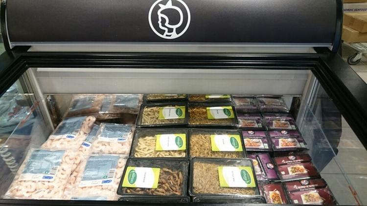 Insekter. I Afrika og Asien er insekter en helt natulig del af supermarkedernes fødevarer. Men i Vesten er de ind til nu foragtede de fleste steder. 