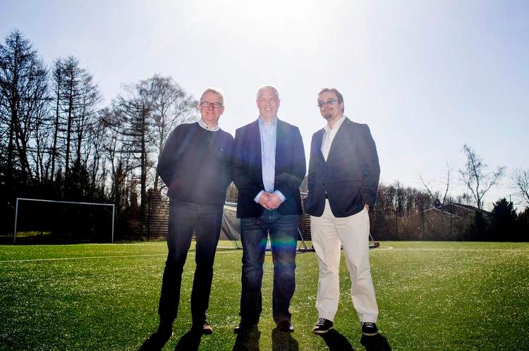 TREKLØVER. I går offentliggjordeDBU, at Flemming Berg (i midten) er ny talentchef – dermed skal han tegne de overordnede linjer i DBU Elite sammen med den nyudnævnte elitechef, Kim Hallberg (til højre), og trænerudviklingschef Peter Rudbæk. 