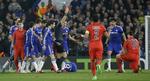 Udvisning. PSG's spillere prøver at forklare dommeren, at Zlatans nærkamp med Oscar slet ikke var til rødt kort. 