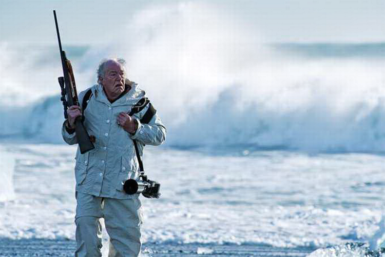 Farvel og dø. Michael Gambon er den kræftsyge naturfotograf Henry Tyson, som står for at blive forvist fra øen Fortitude, hvor man ikke begraver sine døde. Sygdomme lever nemlig evigt i permafrosten. 