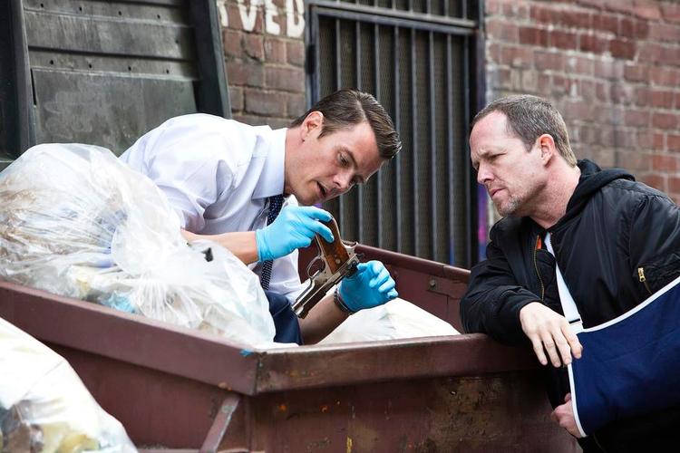 karikaturerne. 'Battle Creek' er ikke uden vellykket situationskomik, og Josh Duhamel og Dean Winters fylder deres roller godt ud. 
