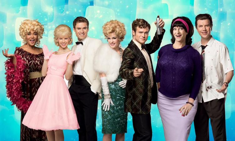 Hairspray. Her er holdet, der skal følge op på Tivolis seneste succeser 'Grease' og 'Dirty Dancing'. Fra venstre: Caroline Henderson, Julie Zangenberg, Johannes Nymark, Lene Nystrøm, Silas Holst, Martin Brygmann og Jesper Lohmann. 
