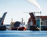 BRO-UNDER-BRO. 'Cirkelbroen' på vej under Knippelsbro og ind i Københavns Havn. Foto: Søren Svendsen for Nordea-fonden. 