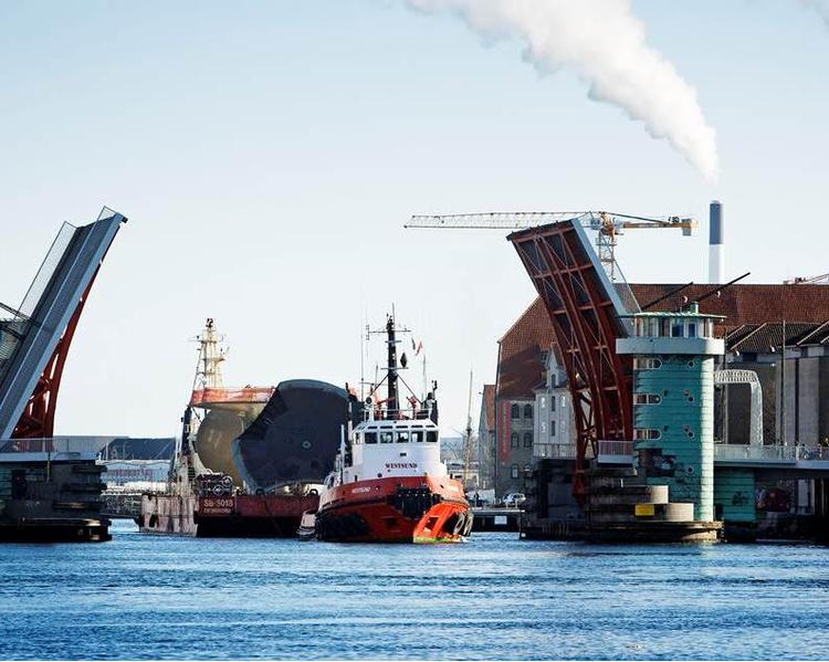 BRO-UNDER-BRO. 'Cirkelbroen' på vej under Knippelsbro og ind i Københavns Havn. Foto: Søren Svendsen for Nordea-fonden. 