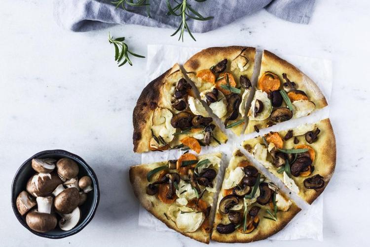 Krydderi. De stegte svampe giver pizzaen lidt umamismag – hvis du vil have ekstra, så kom et par skiver god bacon på. 