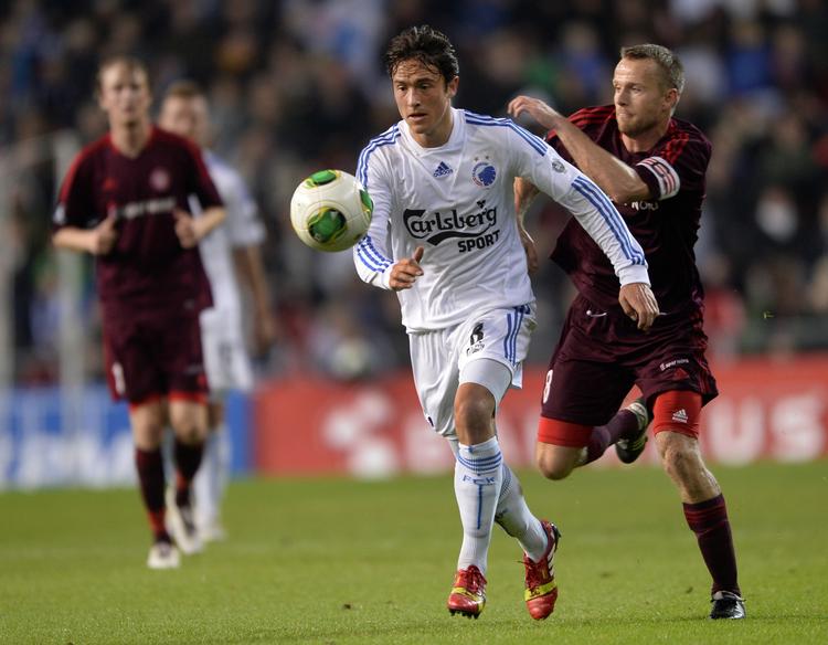 DUELLEN. Et par af emnerne som Superligaens p.t. bedste midtbanespiller er FCK'eren Thomas Delaney (i hvidt) og AaB'eren Rasmus Wurtz (th.) med en fortid i FCK. 